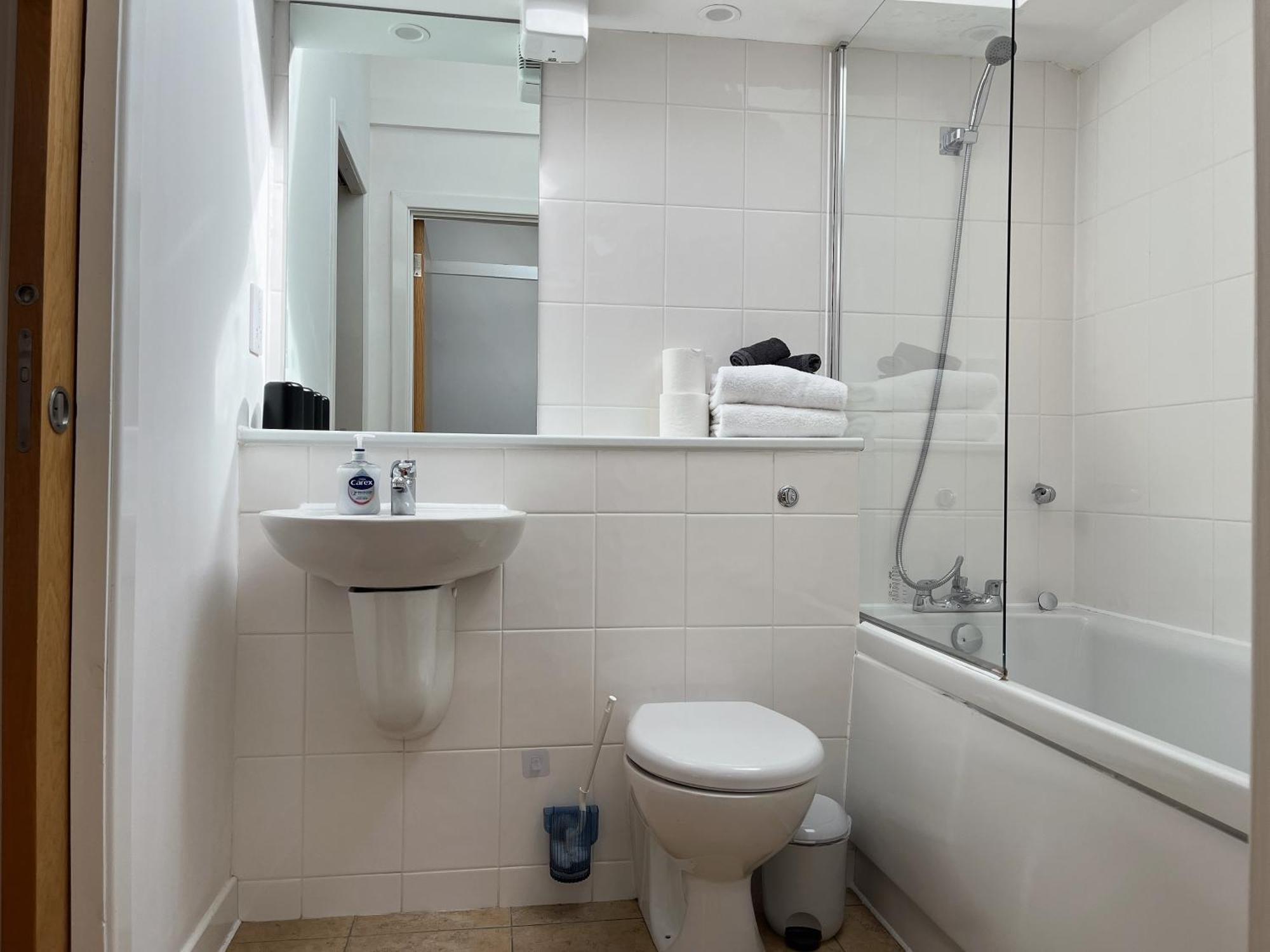 2 Bed 2 Bath With Private Parking Appartement EDI Buitenkant foto